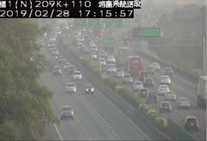 228連續假期首日，受到連假返鄉及出遊車潮的影響，國道部份路段已開始塞車。 圖：擷取自高公局
