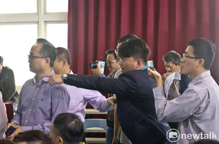 基進黨抗韓戰將(右二)指著張姓民眾互嗆。 翻攝陳柏惟臉書。