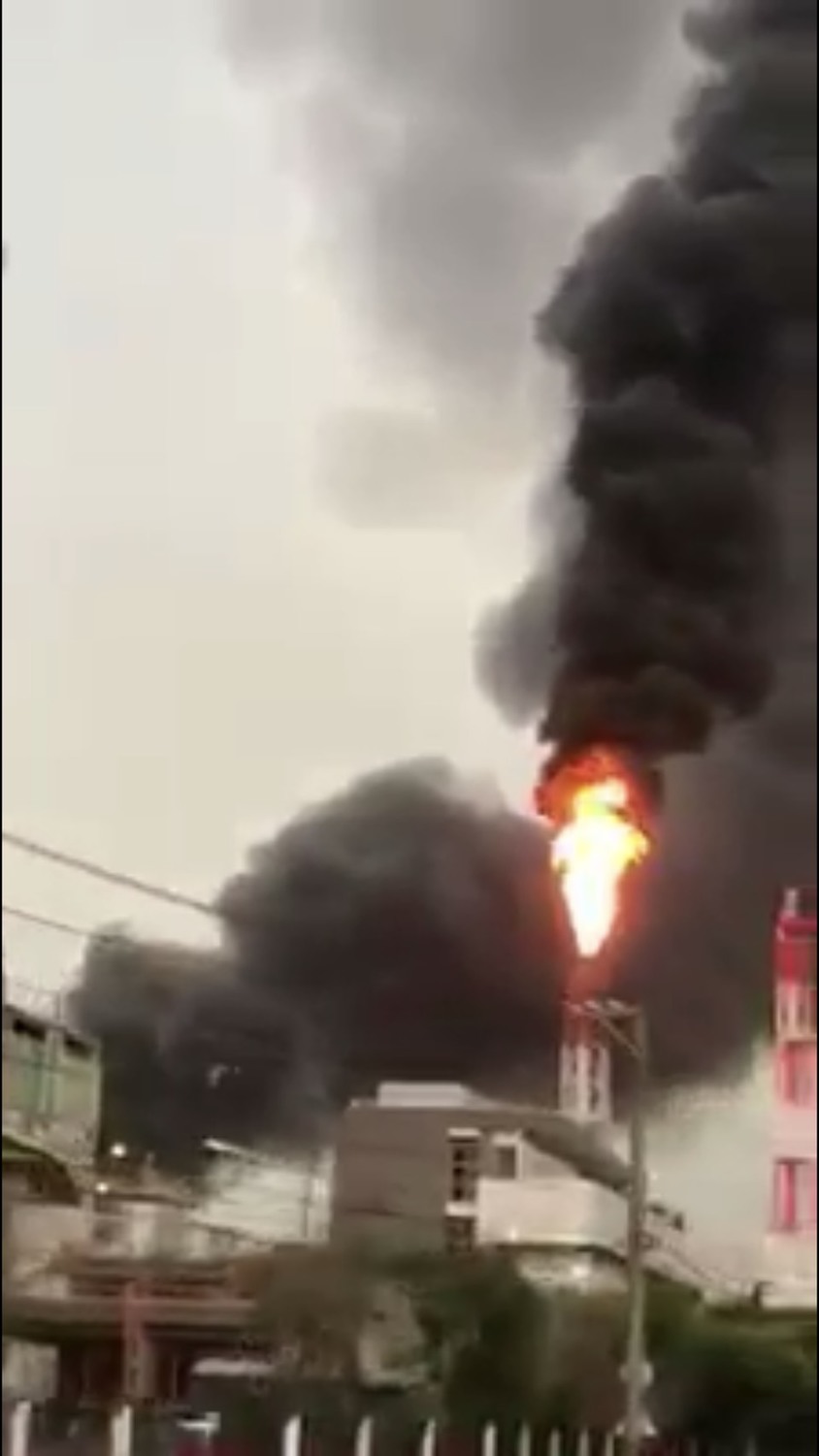 高雄市林園工業區在今(28)日下午5時48分發生一起意外事故，事故地點發生在位於工業二路1號的煉油廠，起因疑為鍋爐爆炸發生火警。 圖：翻攝自爆料公社