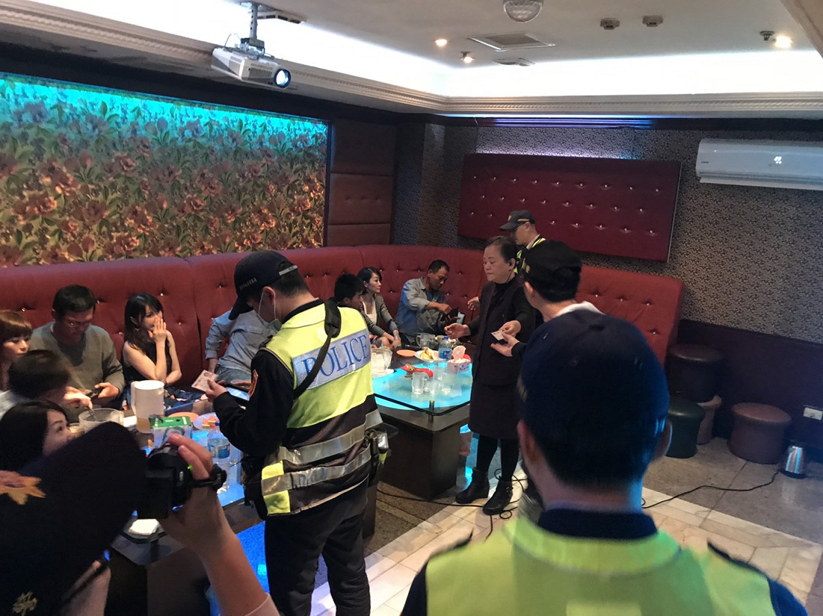 清水警方至轄內各夜店執行擴大臨檢。 圖 : 清水警察分局/提供