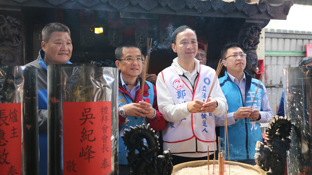 前新北市長朱立倫，今（1）日上午陪同三重立委候選人鄭世維前往三重力行市場掃街拜票。 圖 ： 鄭世維 /提供