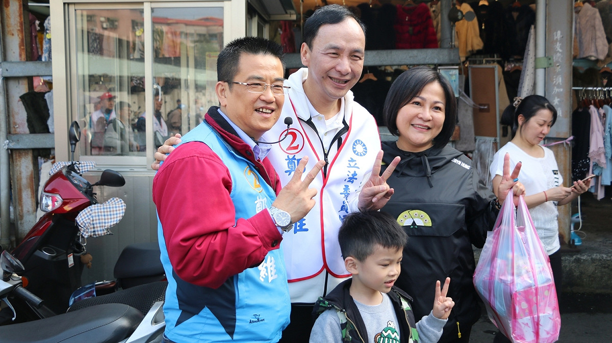 前新北市長朱立倫，今（1）日上午陪同三重立委候選人鄭世維前往三重力行市場掃街拜票。 圖 ： 鄭世維 /提供