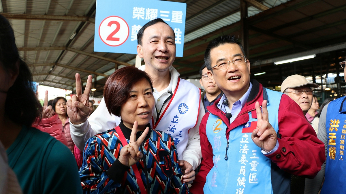前新北市長朱立倫，今（1）日上午陪同三重立委候選人鄭世維前往三重力行市場掃街拜票。 圖 ： 鄭世維 /提供