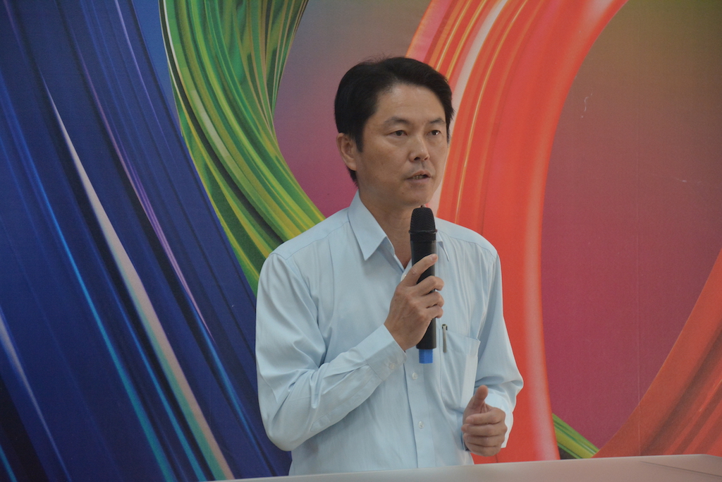 公路總局高雄區監理所副所長李瑞銘表示，燈會人潮大約在晚間8點後陸續散場，今晚起行駛0917的機場快線將調度40輛車密集疏運，並加派人力引導。原0969燈會快線規劃12輛、32班次，也將增加至31輛車疏運。 圖：屏東縣府