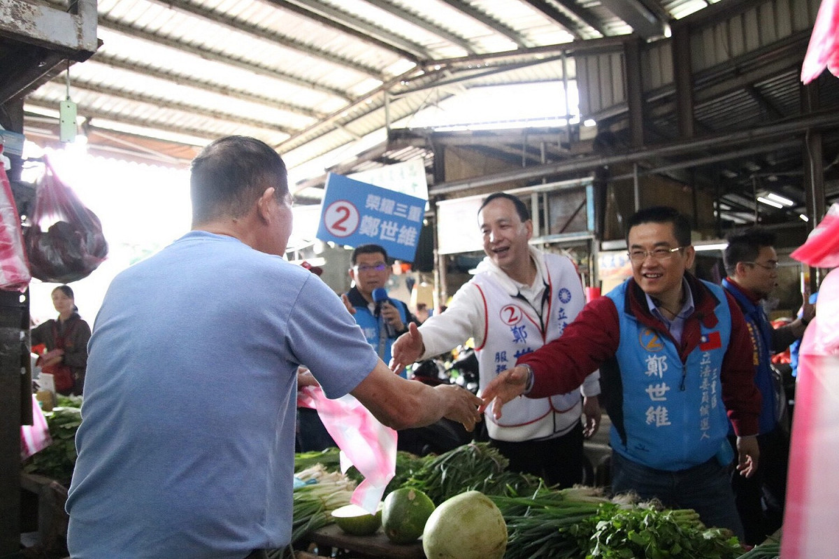 前新北市長朱立倫上午陪同新北立委候選人鄭世維掃街拜票。 圖：朱立倫工作室/提供