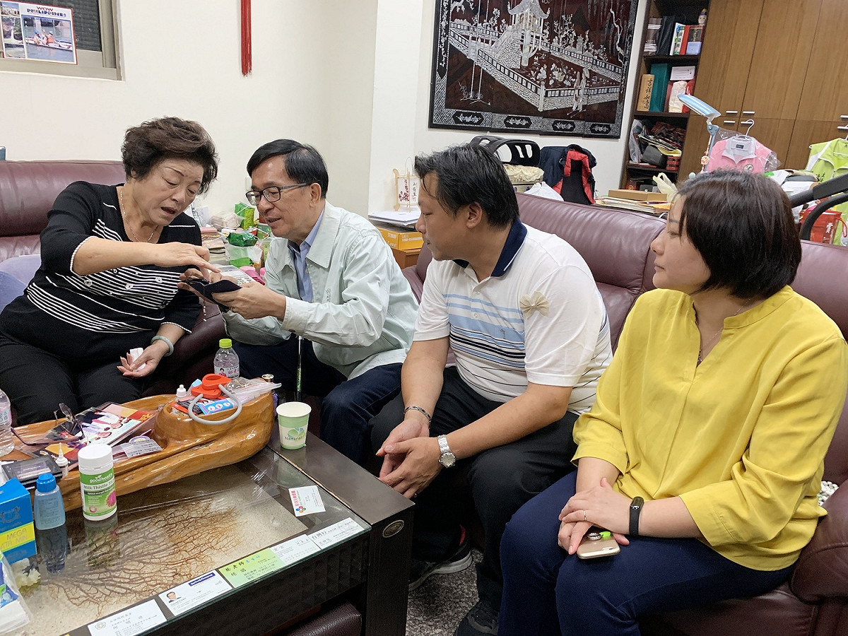 陳水扁與邱素貞看著陳仁榮昔日的照片，不勝唏噓。 圖 : 台中市議員邱素貞/提供
