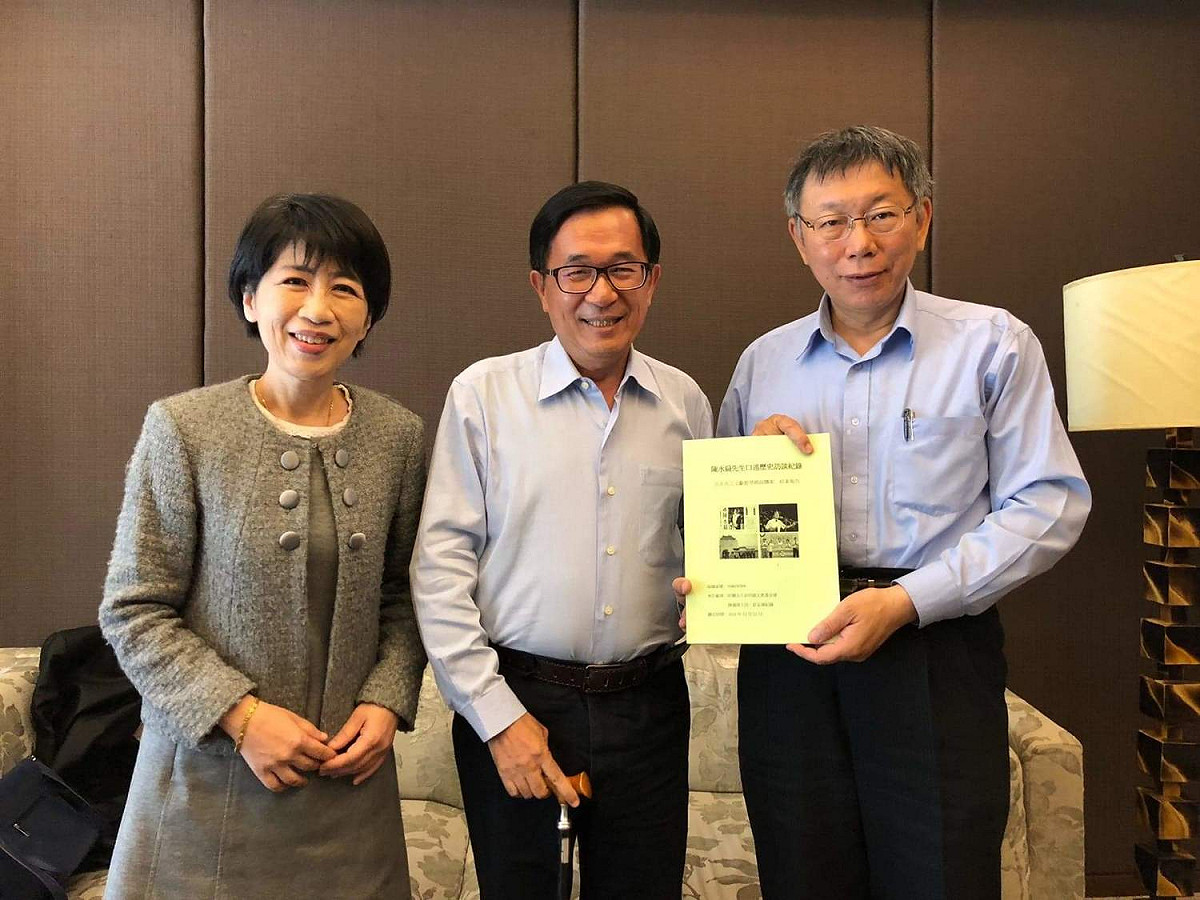 至於阿扁是否有在參選總統上給意見，柯文哲表示，沒有啦，主要還是談口述歷史的事，不管怎麼樣，他當過一任市長、兩任總統，歷史就是歷史，既然文獻館都已經整理好了，還是希望他把照片補一補，該出版還是要出版。 圖：陳水扁line群組