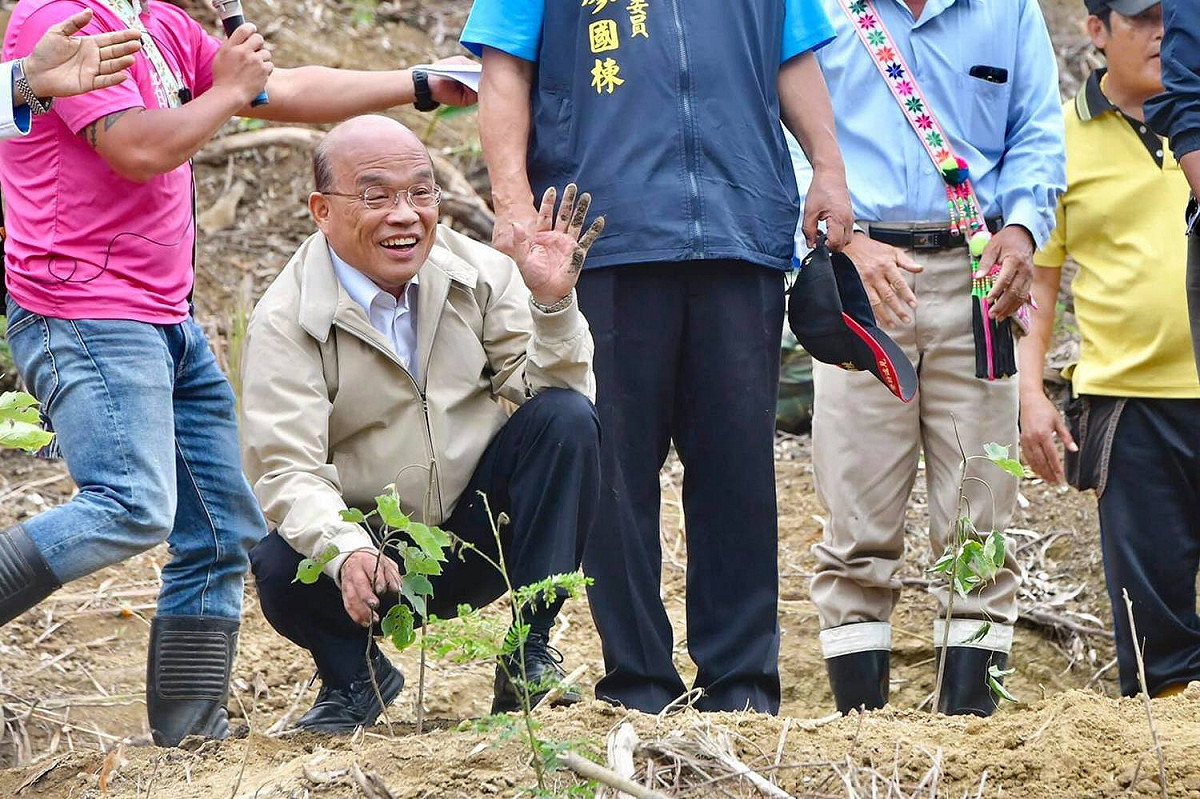 行政院長蘇貞昌今（1）日在該土地上種下代表阿美族的植物－構樹，希望族內年輕人能返鄉經營，成為地方創生典範。 圖：翻攝自蘇貞昌臉書