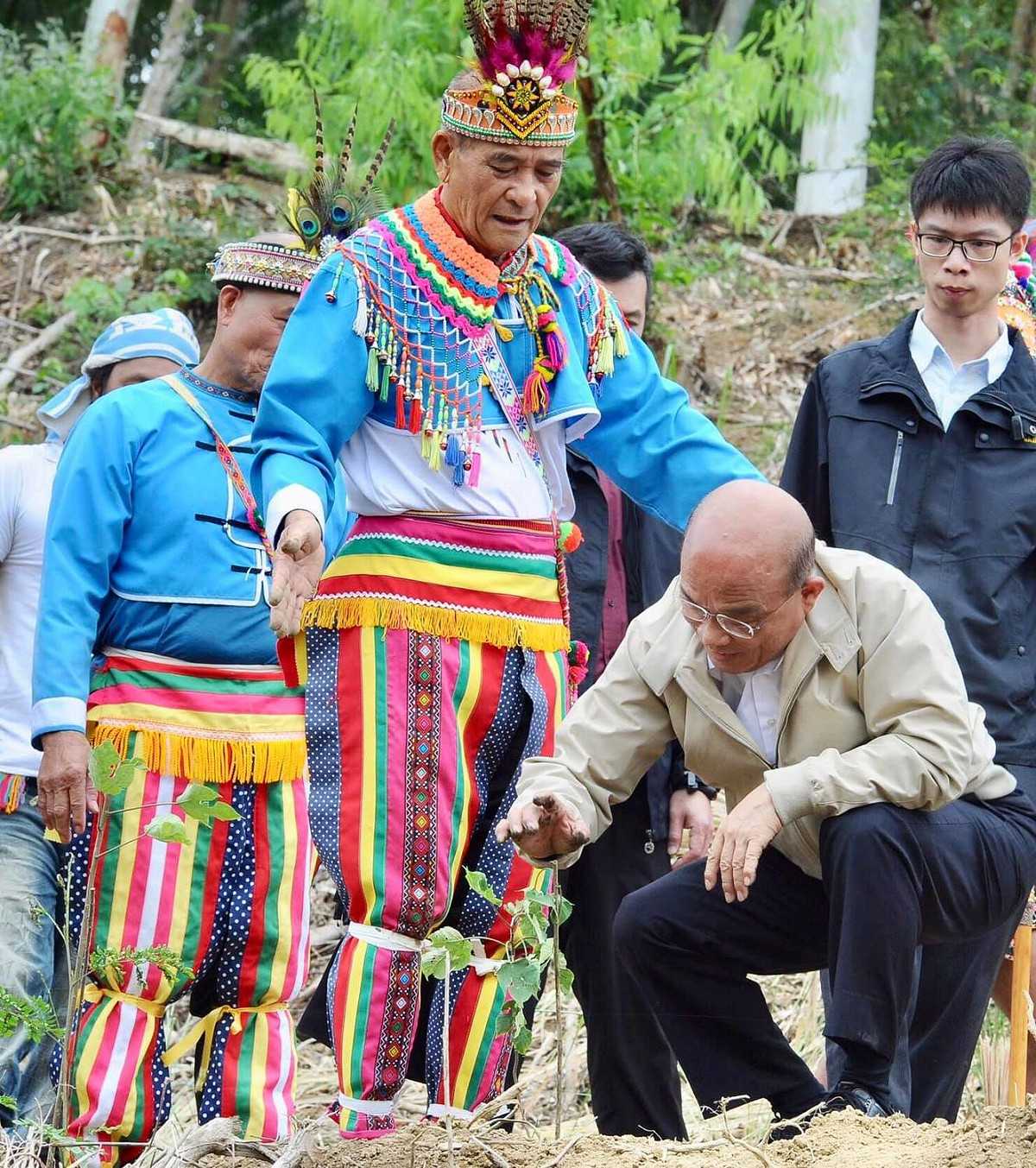 都蘭部落總幹事蔡政良表示，這塊40公頃的土地由退輔會及部落共管，作為公共使用。目前部落整理10公頃土地，先種綠肥養地，並栽種一些豆科民族植物，希望日後能吸引年輕人回來使用，讓年輕人與這裡生活的人找到在地創生及復振之路，成為原住民轉型正義的典範。 圖：翻攝自蘇貞昌臉書