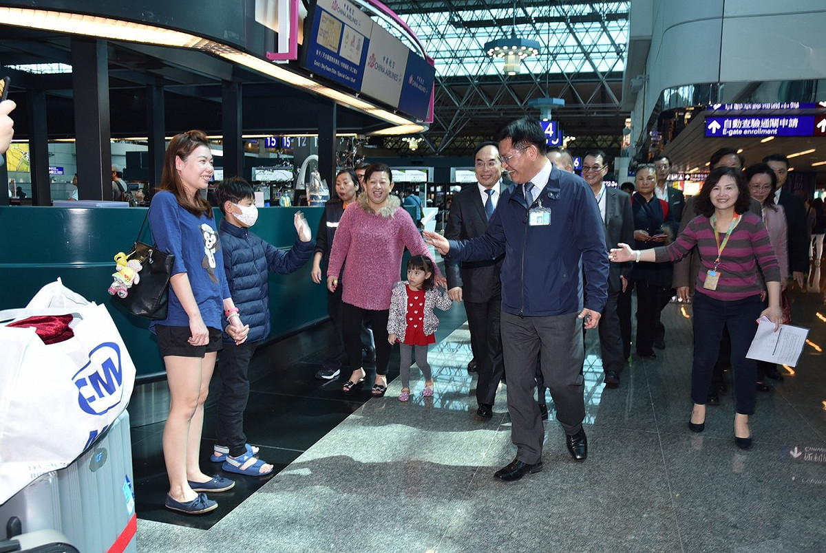 林佳龍視察桃園機場連假疏運措施，在航廈向出國旅客問候。 圖：桃園機場公司／提供