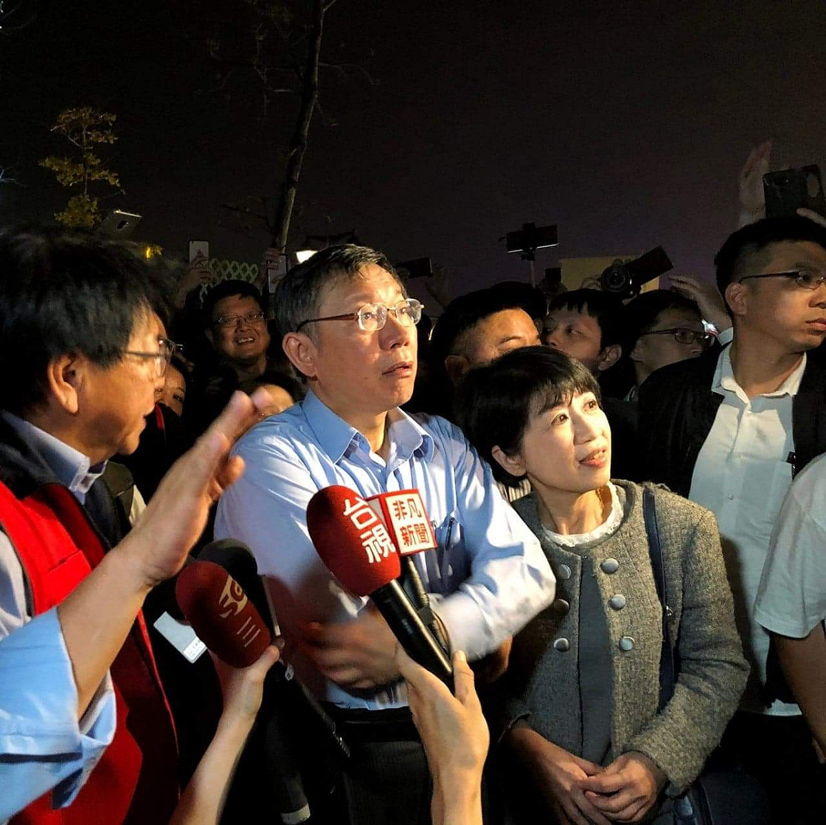 柯文哲今天晚上8時與夫人陳佩琪由屏東縣長潘孟安、民進黨立委莊瑞雄陪同，參觀台灣燈會。 圖：柯文哲官方line