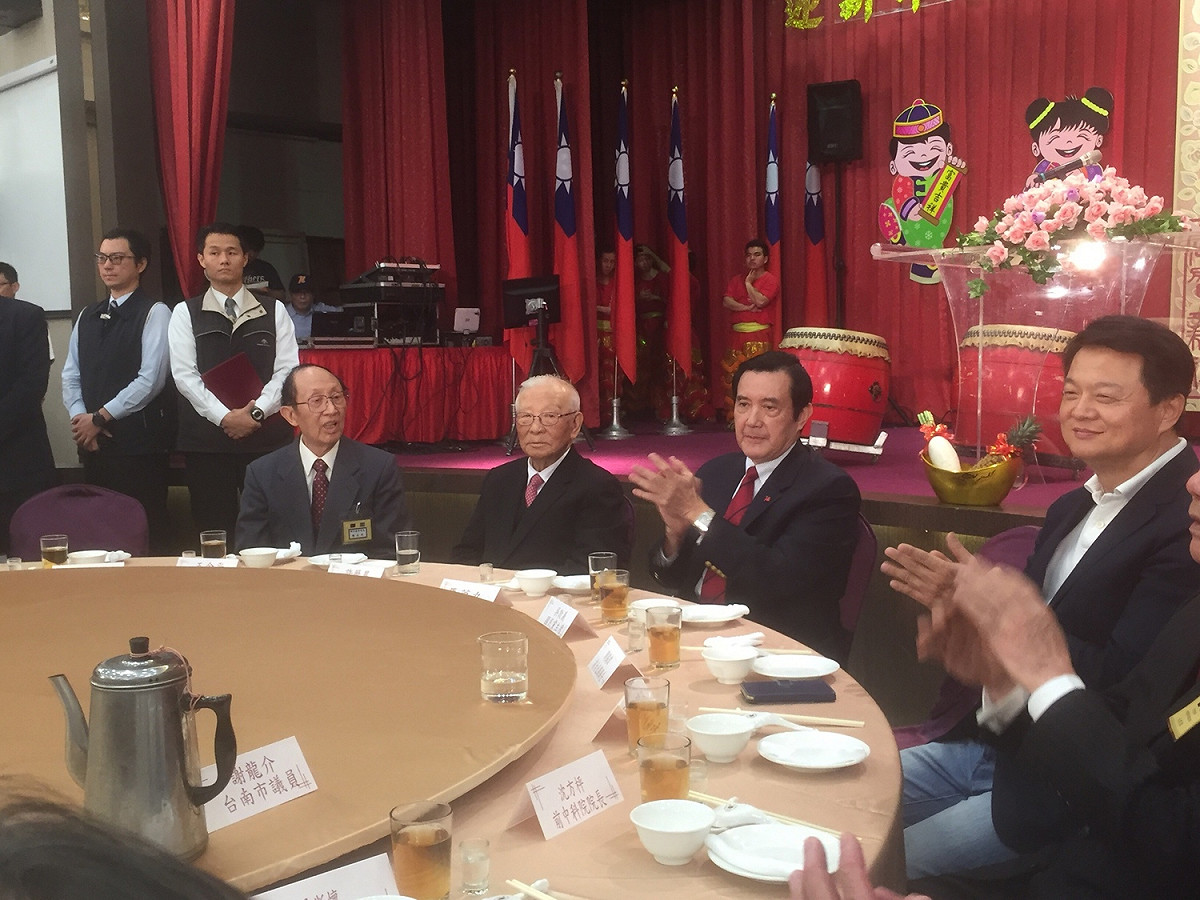 支持和平統一的深藍社團「新同盟會」上午在國軍英雄館舉行春節團拜聯誼，前總統馬英九、前台北縣長周錫瑋、黨主席吳敦義均受邀參加，而百歲高齡的退役上將許歷農也現身。 圖：趙婉淳／攝