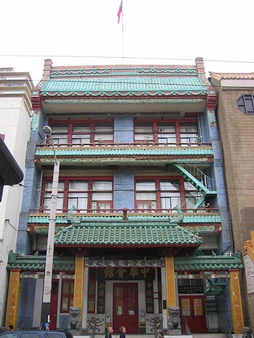 僑委會今（2）天表示，美國加州上訴法庭日前對舊金山中華總會館違反章程擅自移除中華民國國旗上訴案正式裁決維持原判，總會館應將中華民國國旗回復到移旗案前狀態，全案判決定案。 圖：翻攝自維基百科（駐美中華總會館）