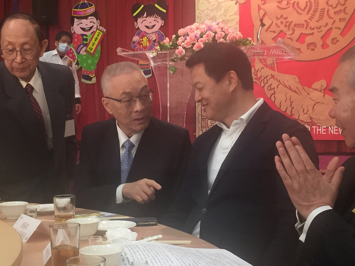 吳到場後逐一向與會人士握手致意，並主動和宣布參選總統的周錫瑋寒暄。 圖：趙婉淳／攝