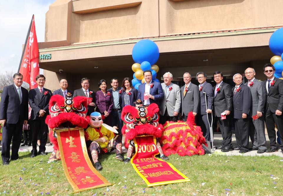 桃園市長鄭文燦洛杉磯時間2月28日抵達，今（2）天上午拜訪桃園姐妹城市，晚間僑宴展現高人氣。他致詞時強調，民主價值是全民共識，「民主台灣才是我們的家園」。 圖：翻攝自鄭文燦臉書