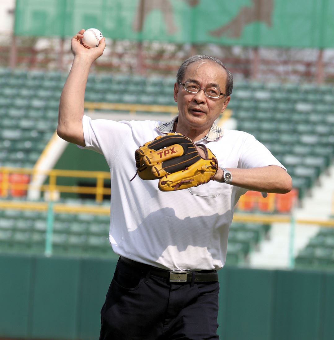 公益棒球賽原本是由高雄市長韓國瑜擔任開球嘉賓，但臨時改由副市長洪東煒代為開球。 圖：高雄市政府提供