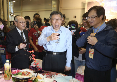 台北北市長柯文哲（中）2日晚間在台北花博爭艷館，出席台灣保生大帝信仰總會第4屆第3次會員大會，逐桌舉杯致意。 圖：中央社