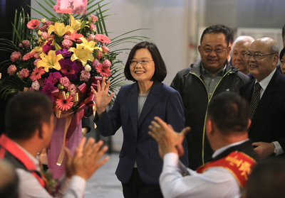 總統蔡英文（中）2日晚間在台北花博爭艷館，出席台灣保生大帝信仰總會第4屆第3次會員大會，進場時揮手致意，與會民眾也熱情高喊「總統好」。 圖：中央社