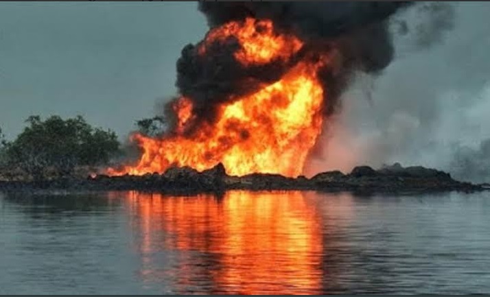巴耶爾薩州（Bayelsa）嫩貝王國發生油管爆炸，導致大量石油外洩。 圖/翻攝自推特