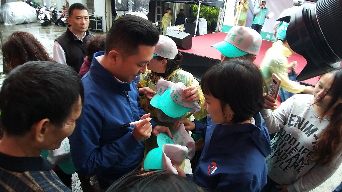新竹市長林智堅人氣很旺，不少女性支持者找他簽名。 黃振彥競選總部/提供