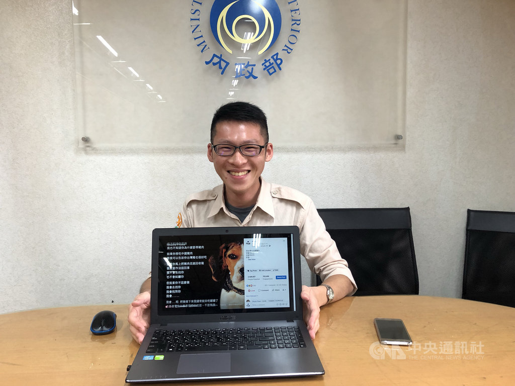 內政部臉書粉絲團日前以一則檢疫犬宣導非洲豬瘟防疫的貼文爆紅，幕後功臣是去年底才到部服務的「八年級生」替代役男陳緯僑。 中央社記者王承中攝 108年3月3日