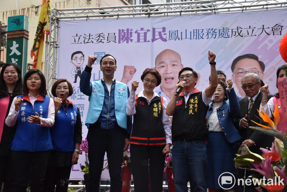 朱立倫(左4)為陳宜民立競選總部站台。 圖：孫家銘／攝