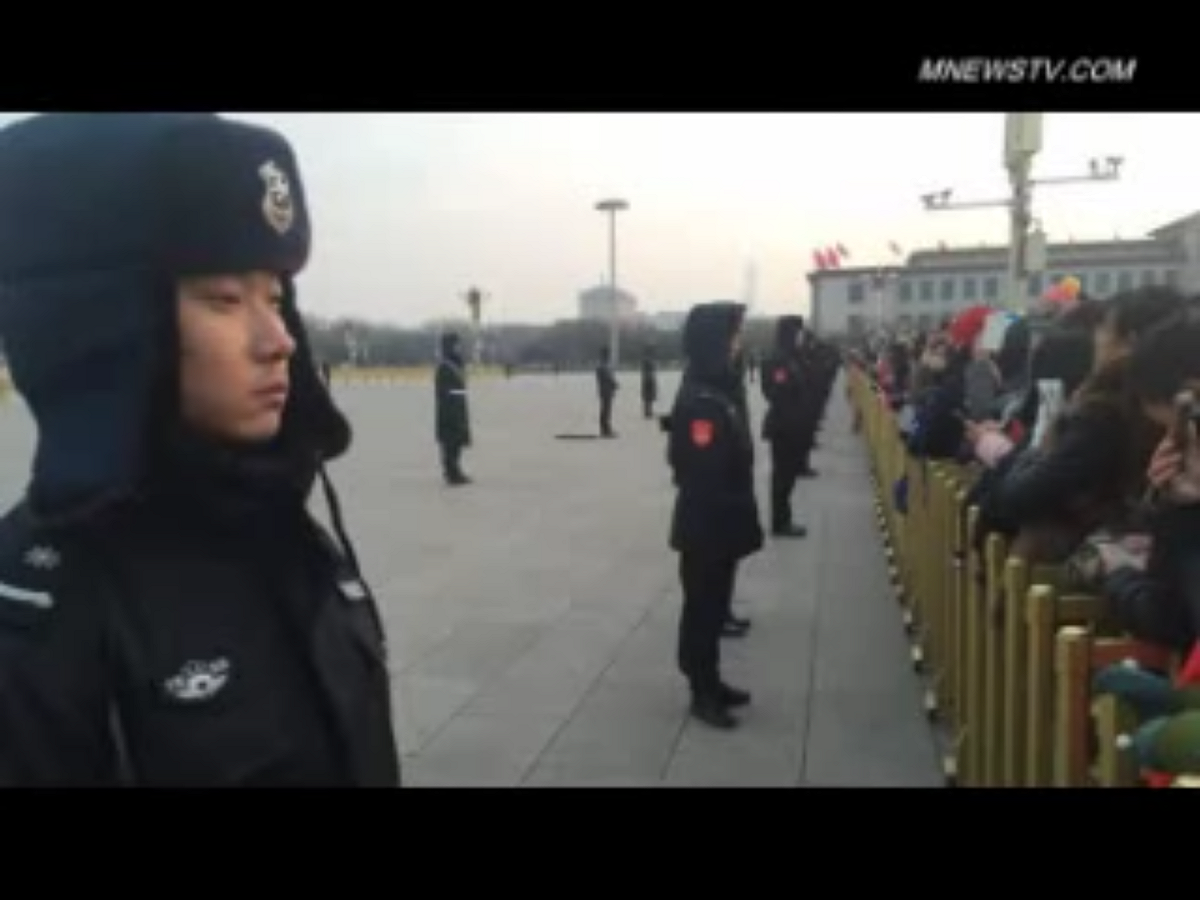 這兩天全國政協和全國人大陸續登場，加強維穩期間，各地安保級別隨之提升，許多地方氣氛明顯緊張起來，處處顯得草木皆兵。 圖：翻攝自Youtube