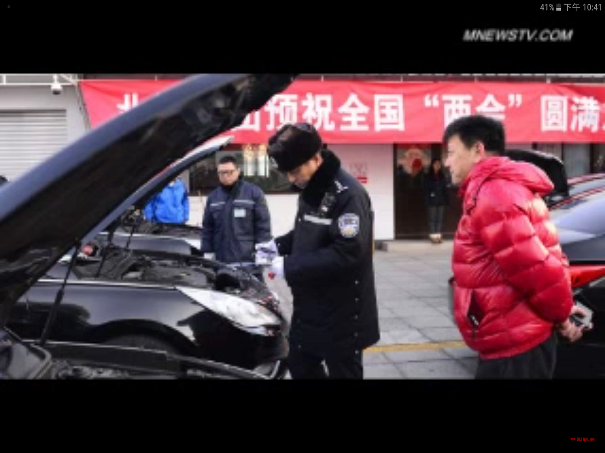 由於進京高速路口的檢查站「逢車必查、逢人必檢」，造成北京市交通嚴重擁堵。 圖：翻攝自Youtube