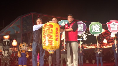 2019台灣燈會3日晚閉幕，屏東縣長潘孟安（右）將台灣燈會傳承燈籠交給觀光局長周永暉（中），由周永暉交給將接辦的台中市，由副市長令狐榮達(左）交接。 圖：中央社