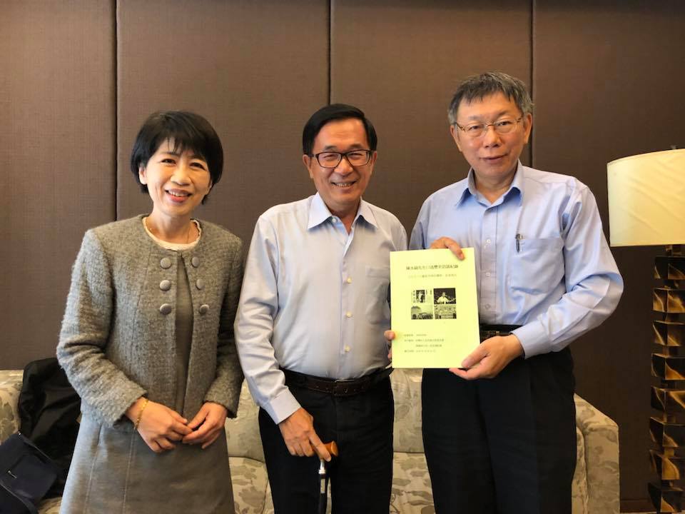 圖為台北市長柯文哲今年3月偕同妻子陳佩琪（左）前往探望前總統陳水扁（中）照片。 圖：陳致中 / 提供（資料照片）