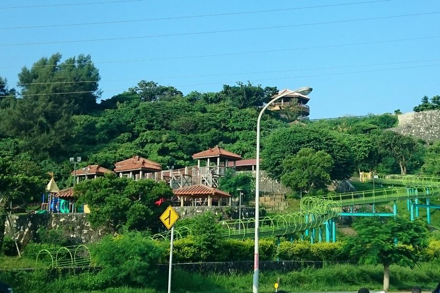 「浦添大公園」最著名的是長達90公尺以上的超長溜滑梯，適合6至12歲的孩童遊玩。 圖：取自Tabirai Japan網站