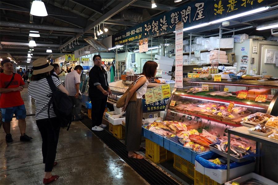 「泊港漁市場」是一下飛機就能前往吃美食的景點。 圖：取自Tabirai Japan網站