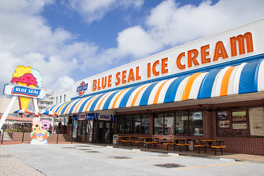 位於國道58號上的人氣冰淇淋BLUE SEAL牧港店。 圖：取自Tabirai Japan網站
