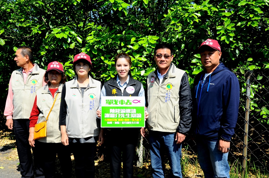 無黨籍立委候選人陳筱諭公開向謝龍介下戰帖，邀謝在代天府五王廟辯論，針對「找盤商和麻豆柚農簽約賣文旦柚會發大財」議題進行辯論。（黃博郎攝）