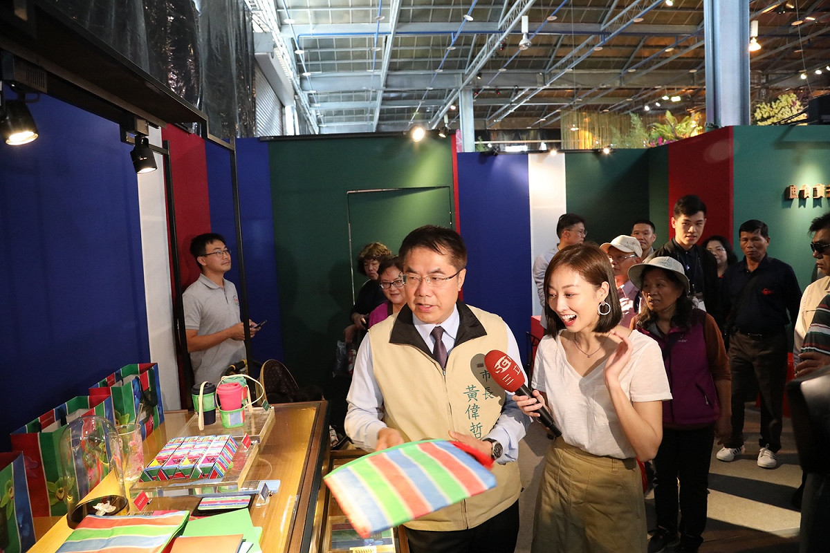 台南市長黃偉哲今日與出身台南安平的藝人夏語心，在蘭展現場直播，黃市長帶著夏語心一一介紹這次蘭展的展覽特色。 圖：新聞及國際關係處/提供