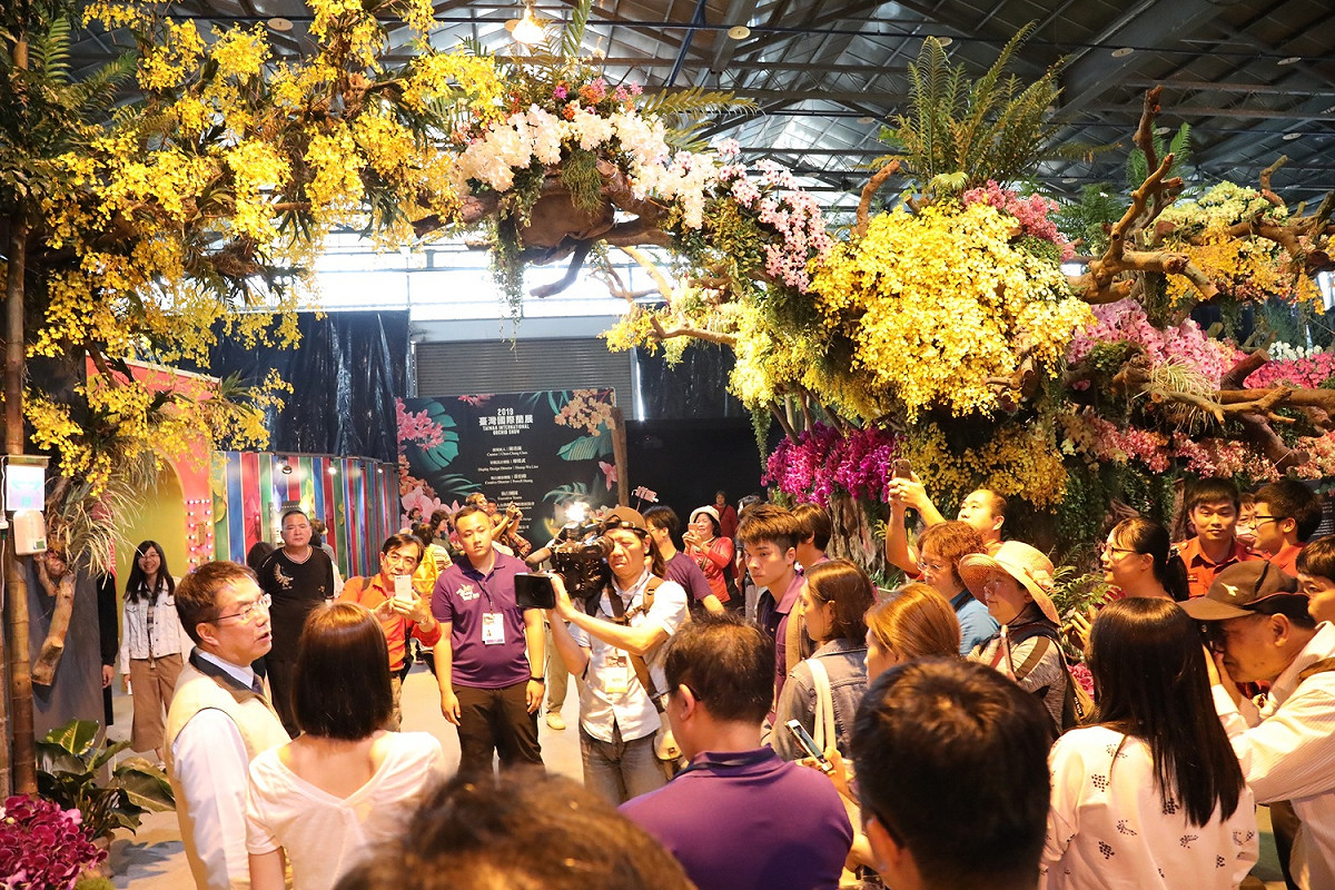 每年吸引超過20萬人次入園觀賞的台灣國際蘭展為世界三大蘭展之一，從2日一開園就湧現大量人潮排隊，首日即超過兩萬人入園賞蘭。 圖：新聞及國際關係處/提供
