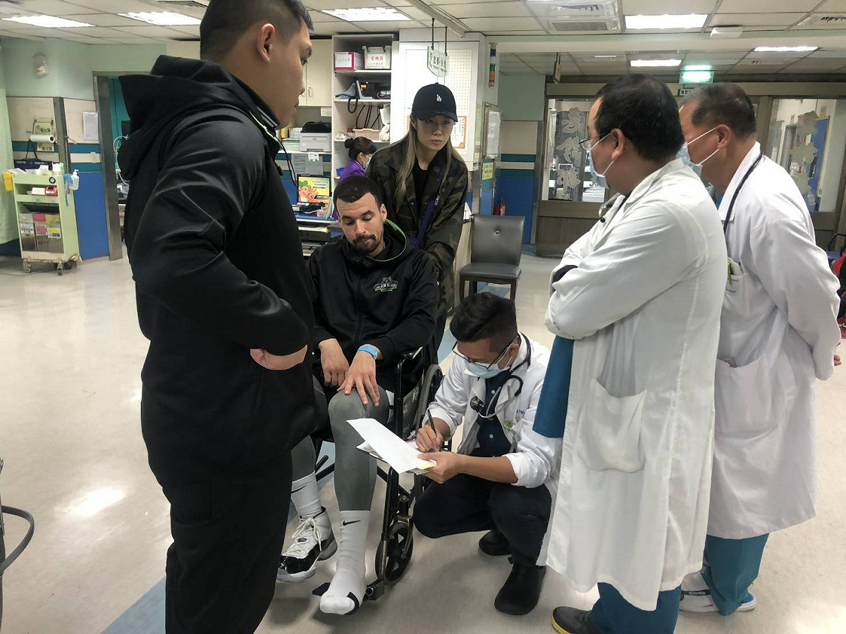 寶島夢想家與秀傳醫院全力支持客隊洋將塔克治療。 圖／陳建州提供