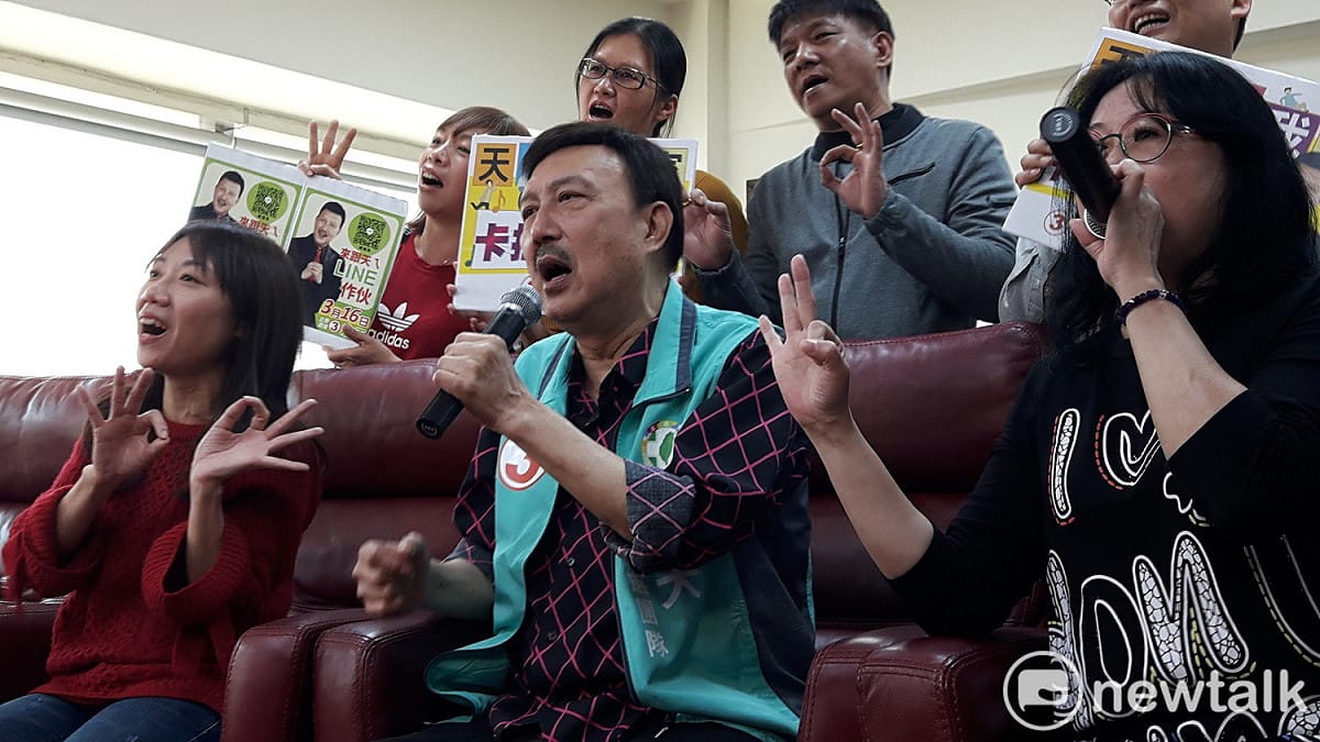 余天今天下午應選民要求，特別到支持者家中開直播「天ㄟ到我家」和選民一起唱卡拉ＯＫ。 圖：林昀真/攝