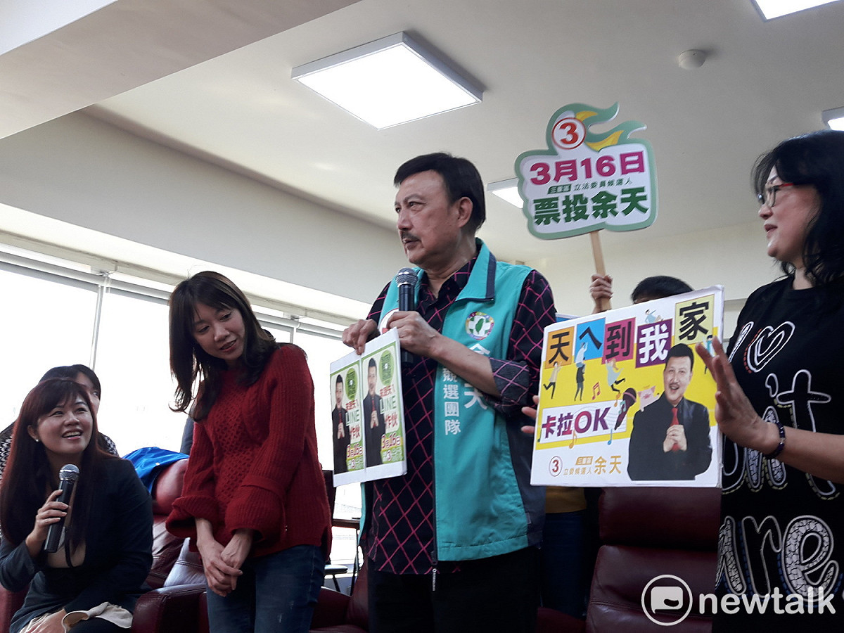 余天向選民推銷自己的官方LINE帳號，希望三重鄉親給他「暖流」抵抗「韓流」。  圖：林昀真/攝