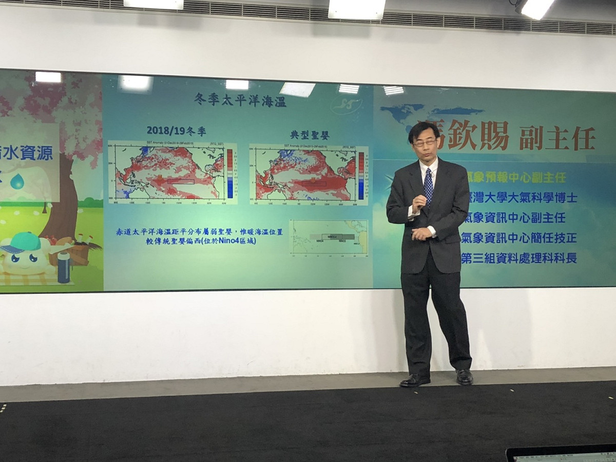 中央氣象局預報中心副主任馮欽賜表示，今年冬季是個明顯的暖冬，平均氣溫創下72年最高。 圖：張嘉哲/攝