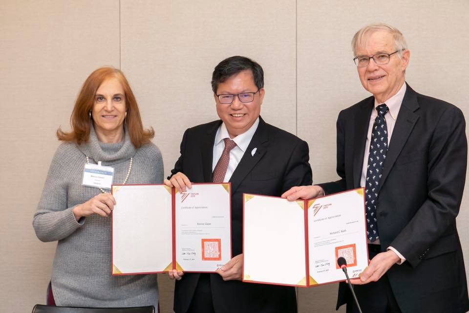 鄭文燦與戰略暨國際研究中心（CSIS）的葛來儀顧問（左）及前AIT理事主席、布魯金斯研究院（Brookings）的卜睿哲博士（右）合影。 圖：翻攝鄭文燦臉書