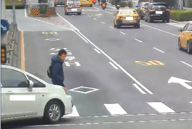 107年度轉彎車碰撞行人事故共釀6死515傷，6名死亡案例有5起都是遭左轉車碰撞，且其中更有4名為高齡長者，北市警表示將加強取締車輛不禮讓行人執法。 圖：臺北市政府警察局交通大隊／提供