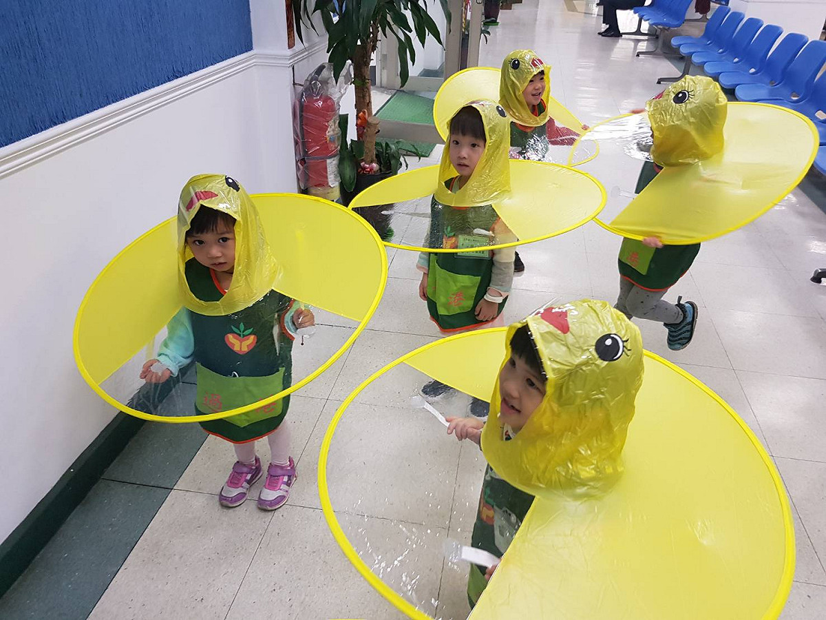 基隆市政府拚觀光，推出雨天限定的小雞造型雨衣。 圖／基隆政府提供