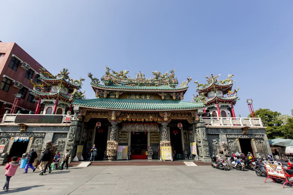 安平古堡旁的「安平開台天后宮」現為安平區最大的廟宇。 安平古堡旁的安平開台天后宮現為安平區最大的廟宇
