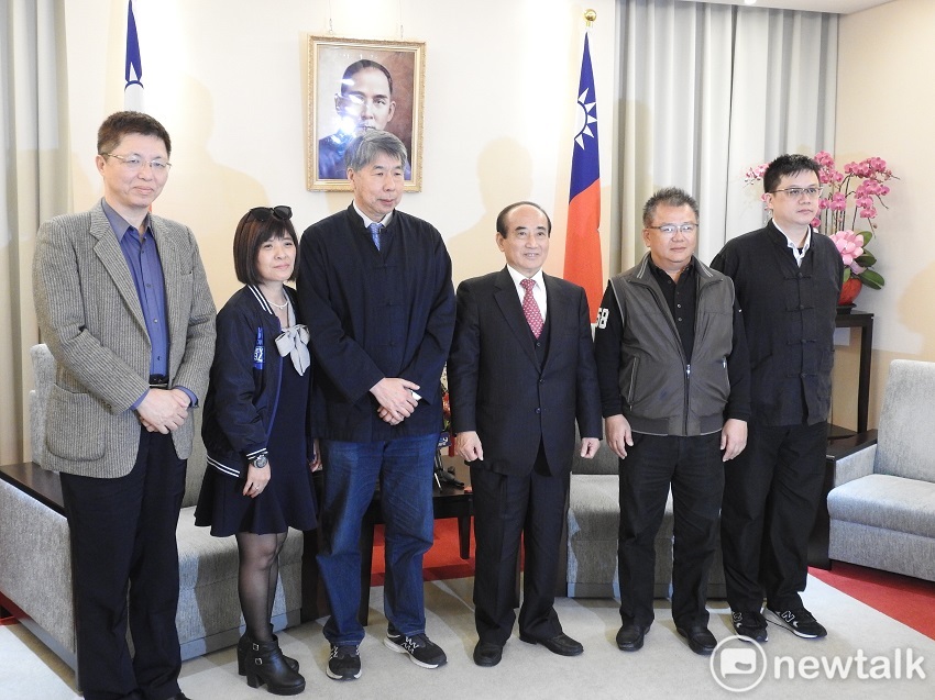 宣布參選總統的孫文學校總校長張亞中，今（5）天在居中協調下，拜會即將宣布角逐2020的前立法院長王金平。 圖：趙婉淳／攝