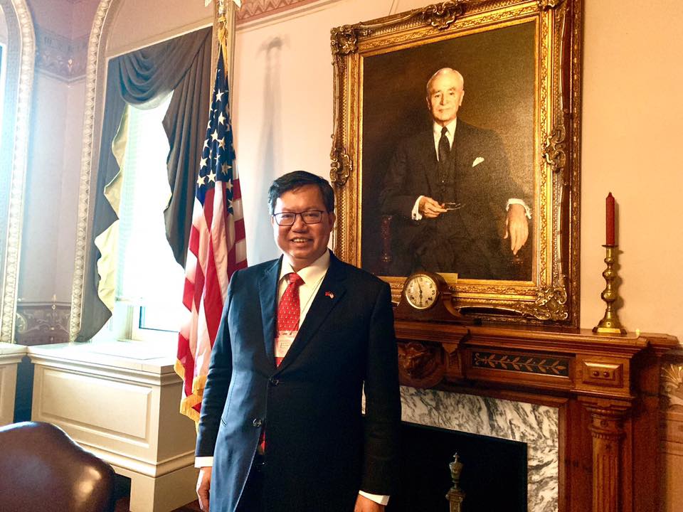 桃園市長鄭文燦率團訪美，在臉書貼出一張站在第47任美國國務卿赫爾（Cordell Hull）畫像前的照片。 圖：翻攝鄭文燦臉書