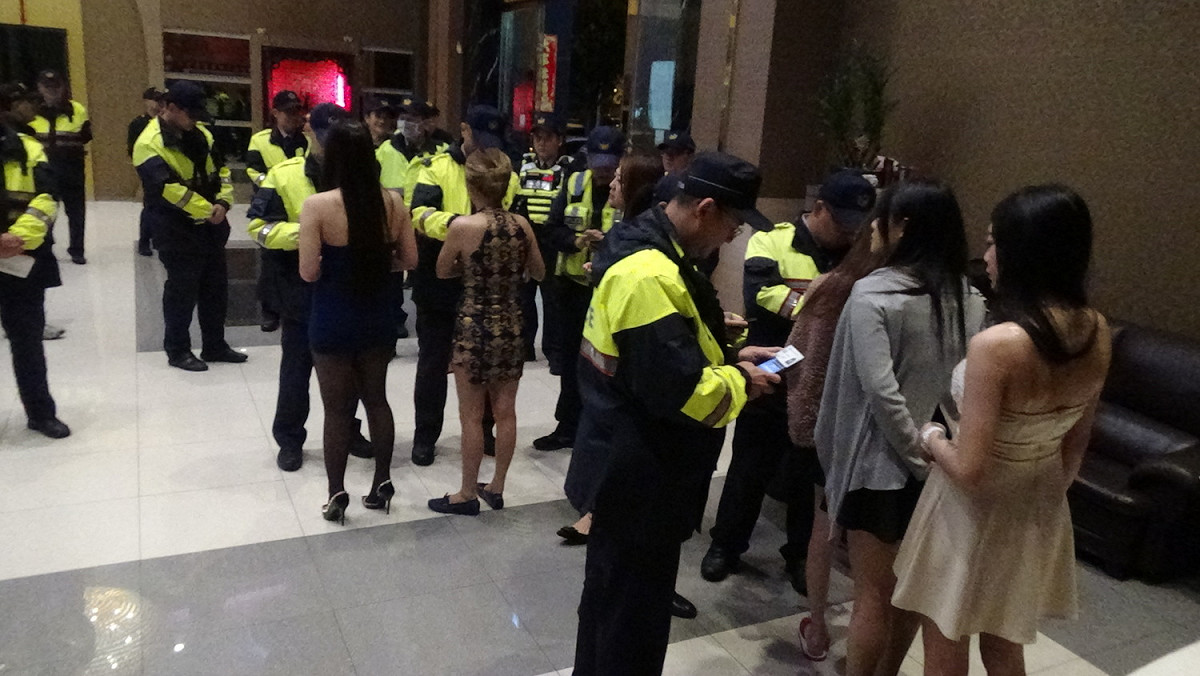 清水警方至酒店擴大臨檢。 圖：清水警察分局/提供