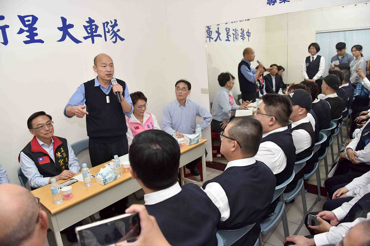 韓國瑜與計程車司機面對面座談。 圖：高雄市新聞局／提供