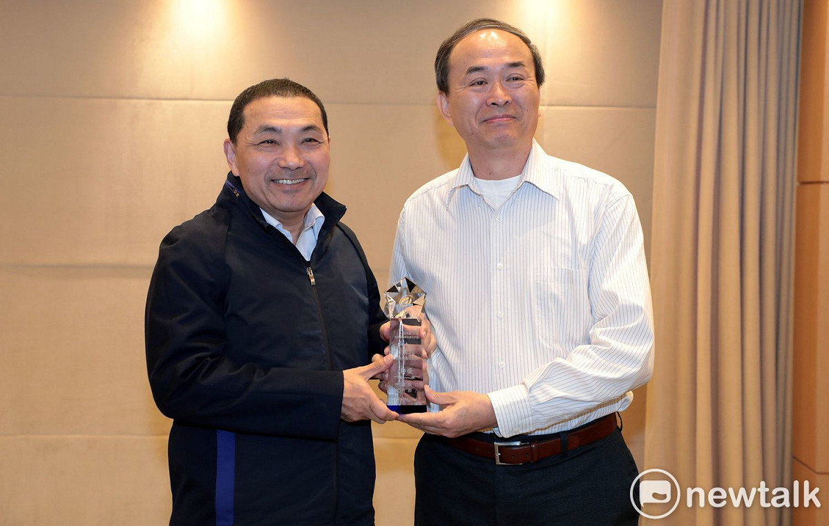 新北市動保長陳淵泉今早在市政會議獻獎，市長侯友宜肯定他及動保處的表現，期勉再接再勵。 圖：王峻昌/攝