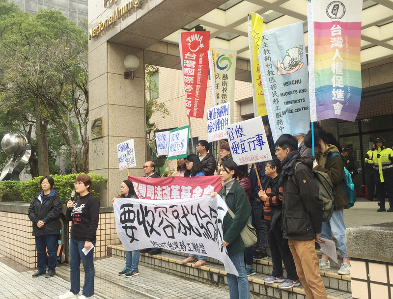 台灣移工聯盟6日上午到移民署前舉行記者會，指出從107年起就接獲多名逾期居留移工反應，他們遭移民署專勤隊收容後，被暫關在專勤隊所設臨時收容所內，需自費購餐，沒錢者需請同伴支應或由專勤隊員自掏腰包請吃飯。成員高喊「要收容，就給飯」等口號抗議。 圖 : 中央社